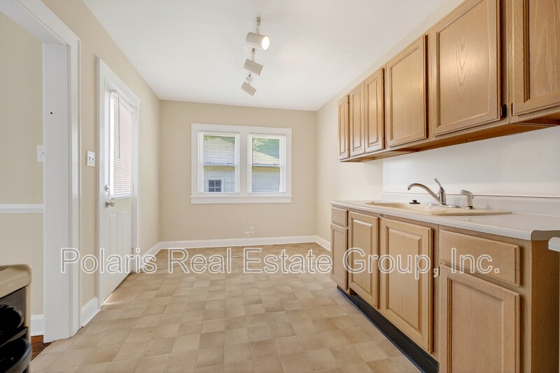 Building Photo - 717 E 60th St