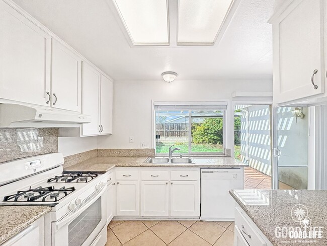 Building Photo - Nice 4B/2BA w/ Attached Garage & Fenced Yard