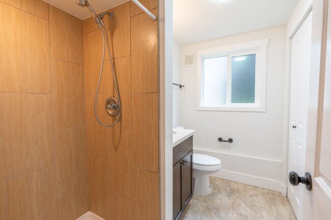 Building Photo - 4bed/3bath home in Finn Hill