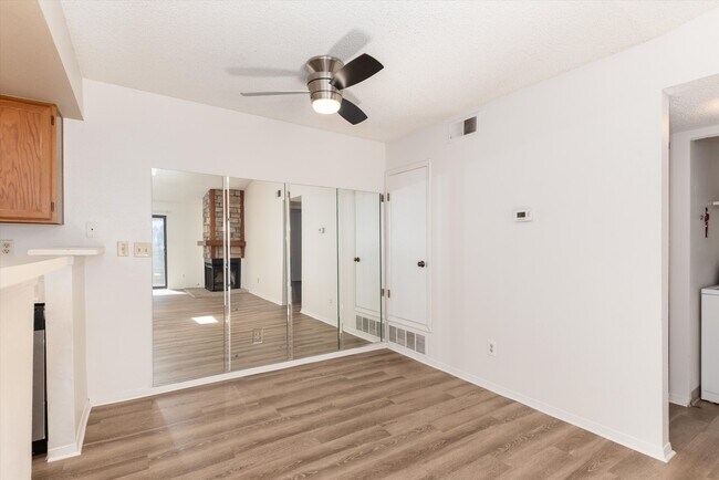 Building Photo - 923 S Zeno Way