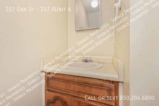 Building Photo - 217 Oak St SE