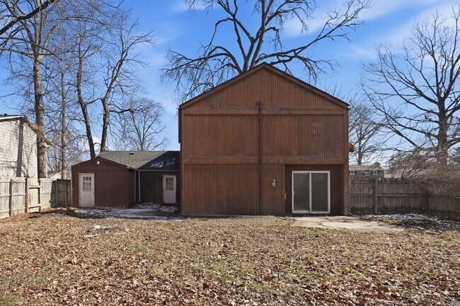 Building Photo - COMING SOON - 3 Bedroom house with updated features and fenced in yard!