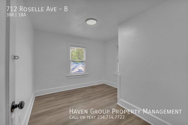 Building Photo - 712 Roselle Ave