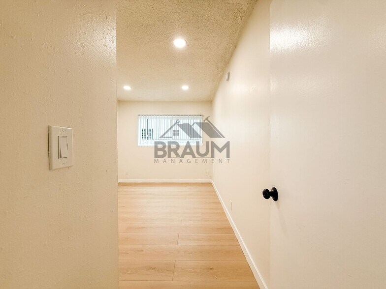 Building Photo - 5252 Hermitage Ave