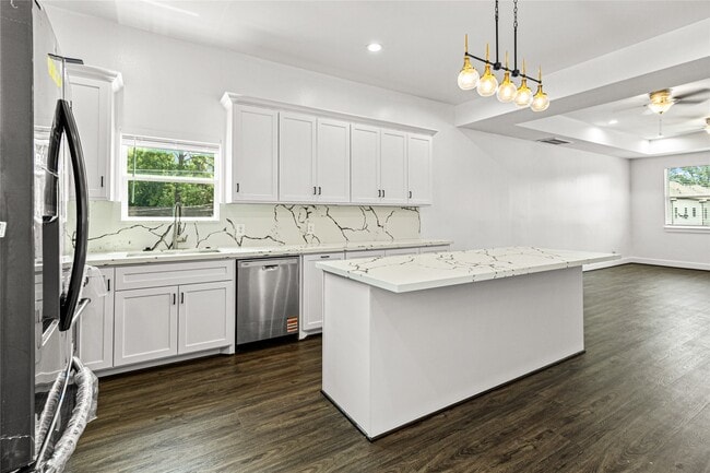 Building Photo - 2204 Hoskins Dr
