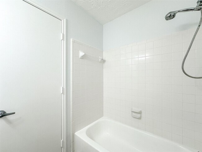 Building Photo - 8051 Bay Branch Dr