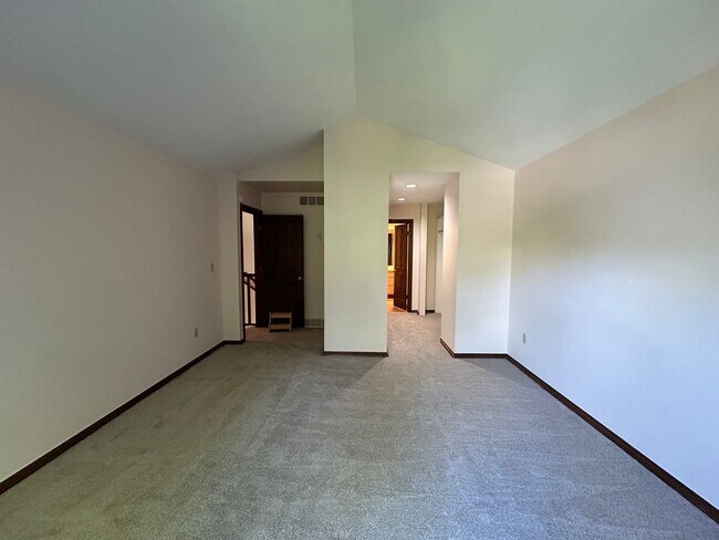 Building Photo - Gorgeous 4 Bedroom Townhome Steps from Boulder Country Club
