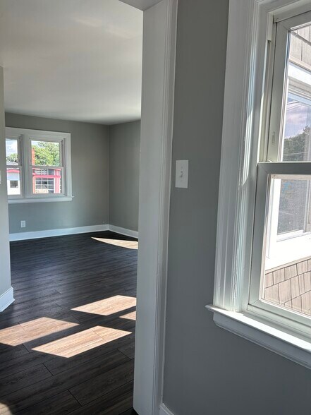 Living room with lots of natural light - 4188 Lake Shore Rd