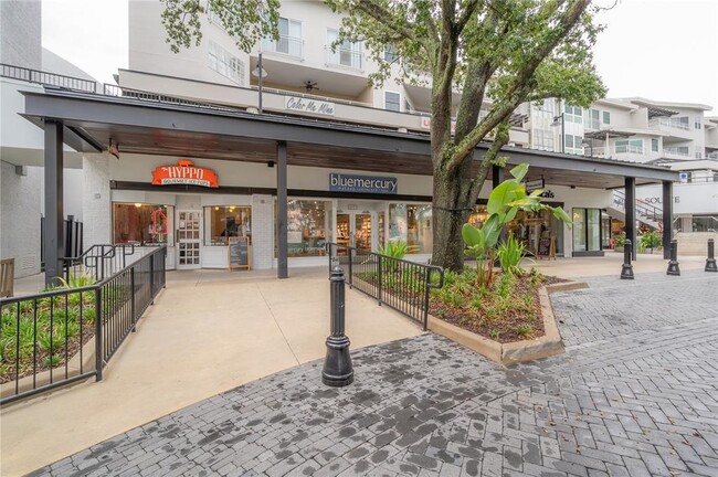 Building Photo - 762 S Village Cir
