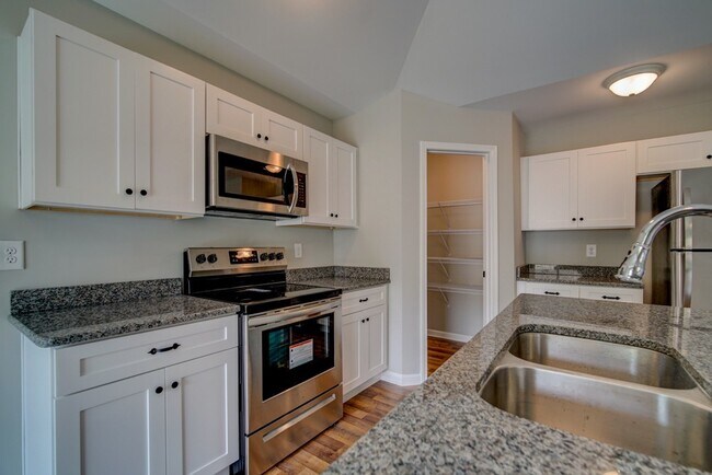 Building Photo - Lovely 3 BR, 2 BA Ranch Home, 2 Car Garage...