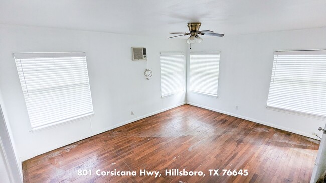 Building Photo - Cute House with Huge Yard and Private Parking