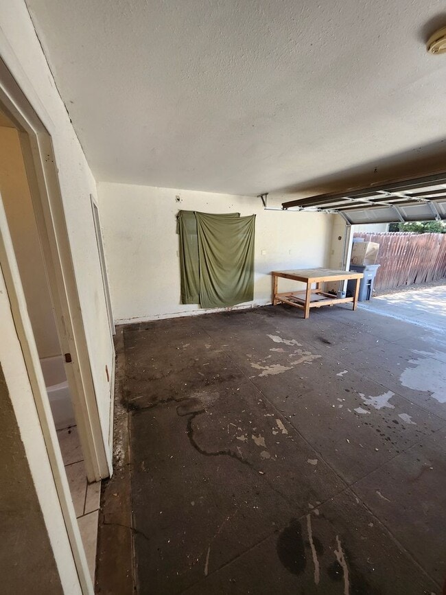 Building Photo - Charming Colonial-Style 2-Bedroom Home in ...