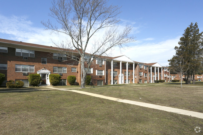 Building Photo - Brentwood Gardens