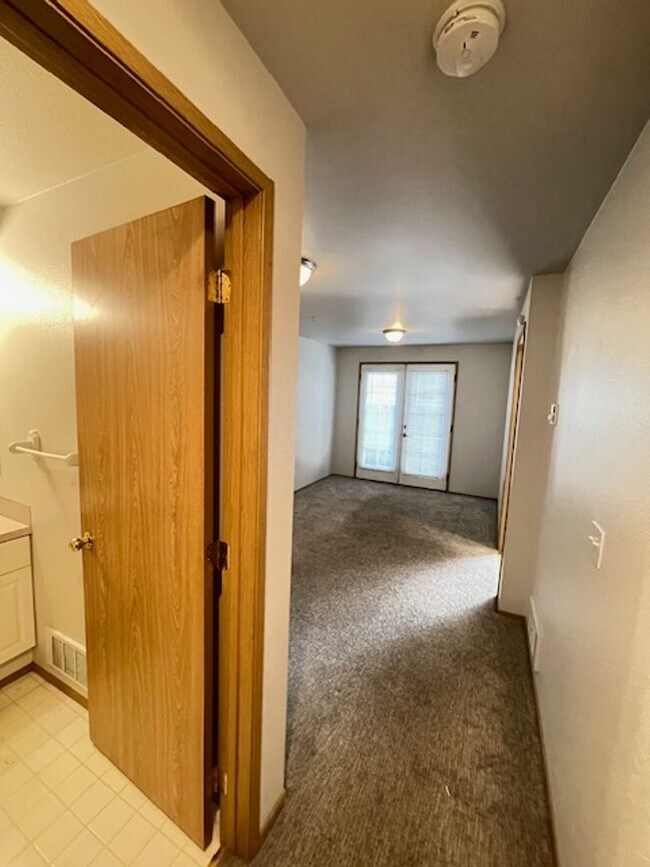 Building Photo - Charming and Spacious 3-Bedroom Townhome w...