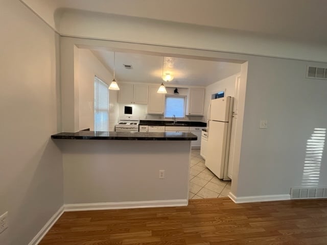 Building Photo - 220 S Manitou Ave