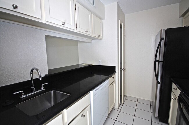 Building Photo - 6111 Beverly Hill St