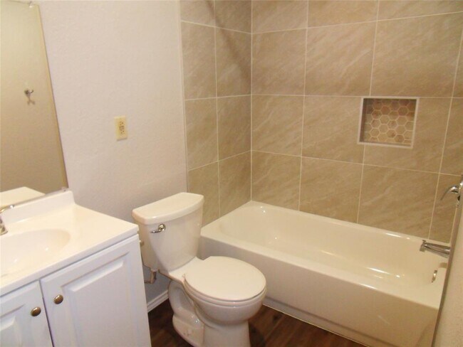 Building Photo - 811 Sirocco Dr