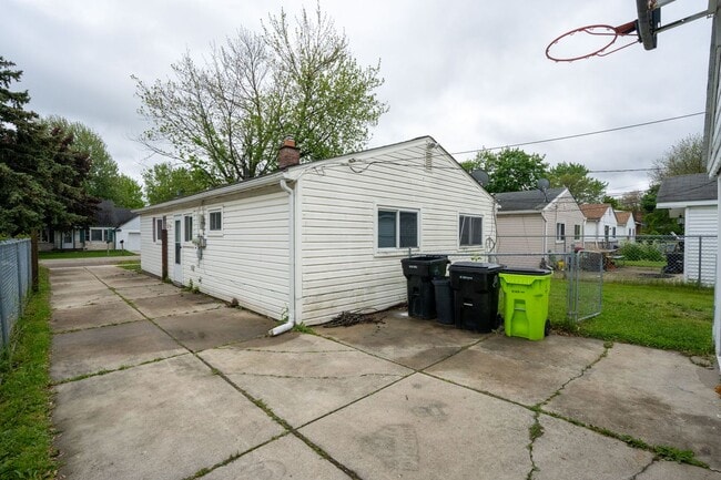 Building Photo - Charming Home