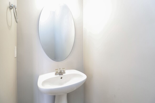 Building Photo - Two Bedroom 2.5 Bathroom Townhouse Available!