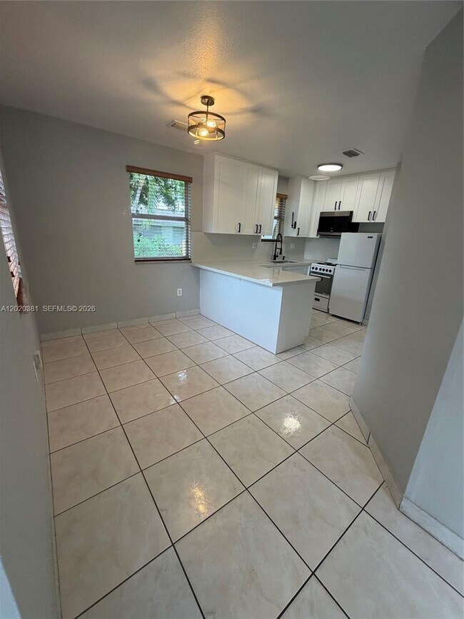 Building Photo - 16940 SW 94th Ave