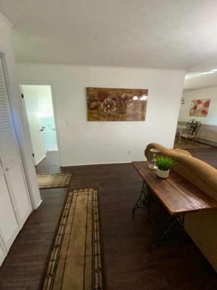 Building Photo - 701 Carson St