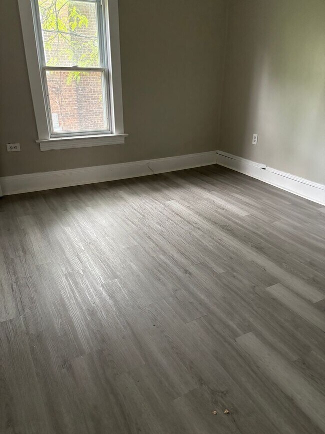Building Photo - Section 8 & Eden Welcomed! 3 Bedroom home ...