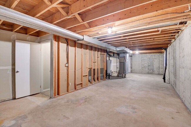 Building Photo - $2,025 - 2 Bed, 2.5 Bath Unit in Lakewood with In-Unit Laundry!