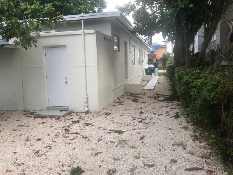 Building Photo - 3315 SW 9th Ter