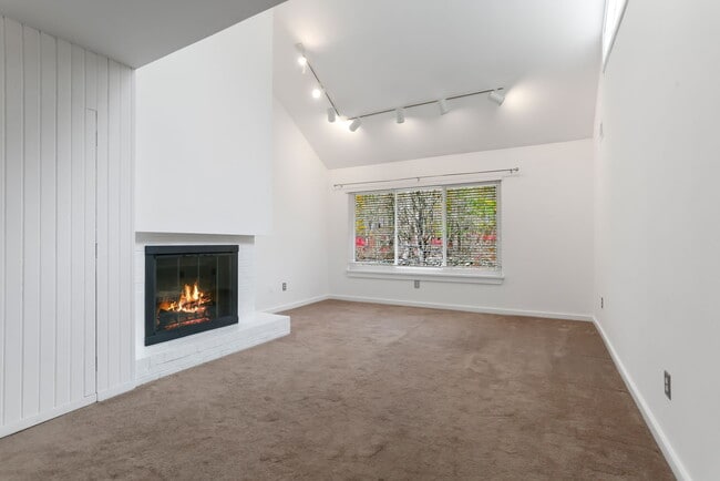 Building Photo - 301 Post Rd E