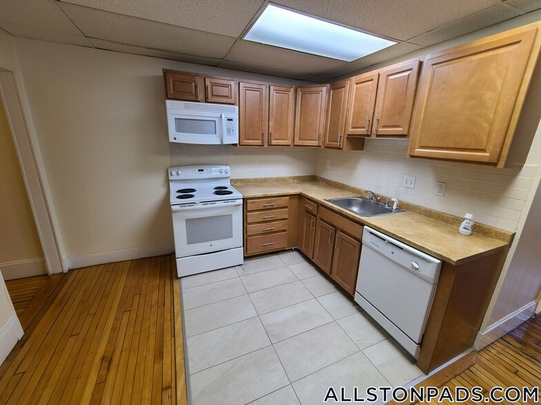 Building Photo - 437 Cambridge St