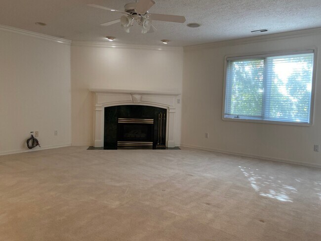 Building Photo - 4 Bed/3.5 Bath House in Cottonwood Heights...