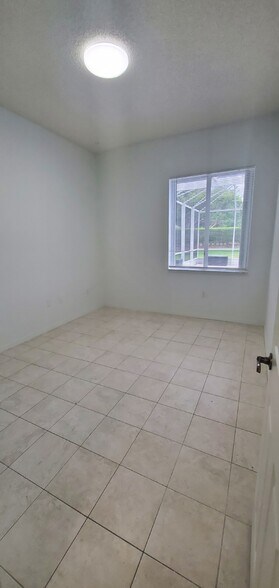 Building Photo - 420 SE 23rd Ln