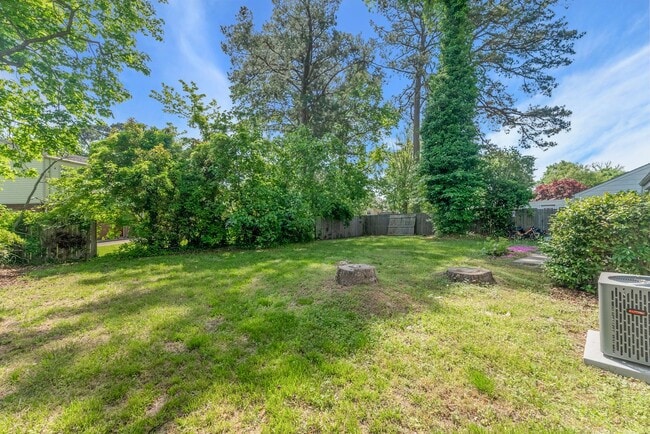 Building Photo - Move in Ready! Brick ranch home has 3 bedr...