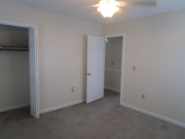 Building Photo - 40 Travis Ct