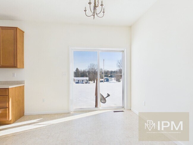 Building Photo - Spacious 3 Bedroom, 2.5 Bath Townhome in Spring Grove School District!