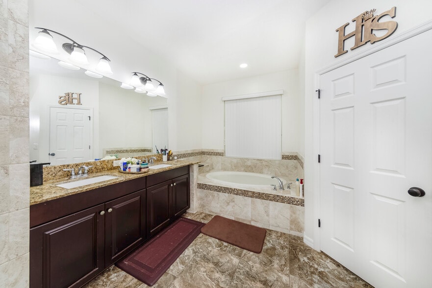 Building Photo - 8811 Tropical Palm Dr