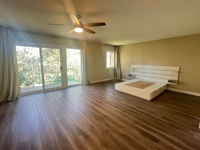 Building Photo - Spacious 3 Bedroom, 2.5 Bath Condo in a Be...