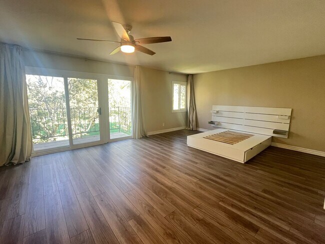 Building Photo - Spacious 3 Bedroom, 2.5 Bath Condo in a Beautiful Park-Like Community