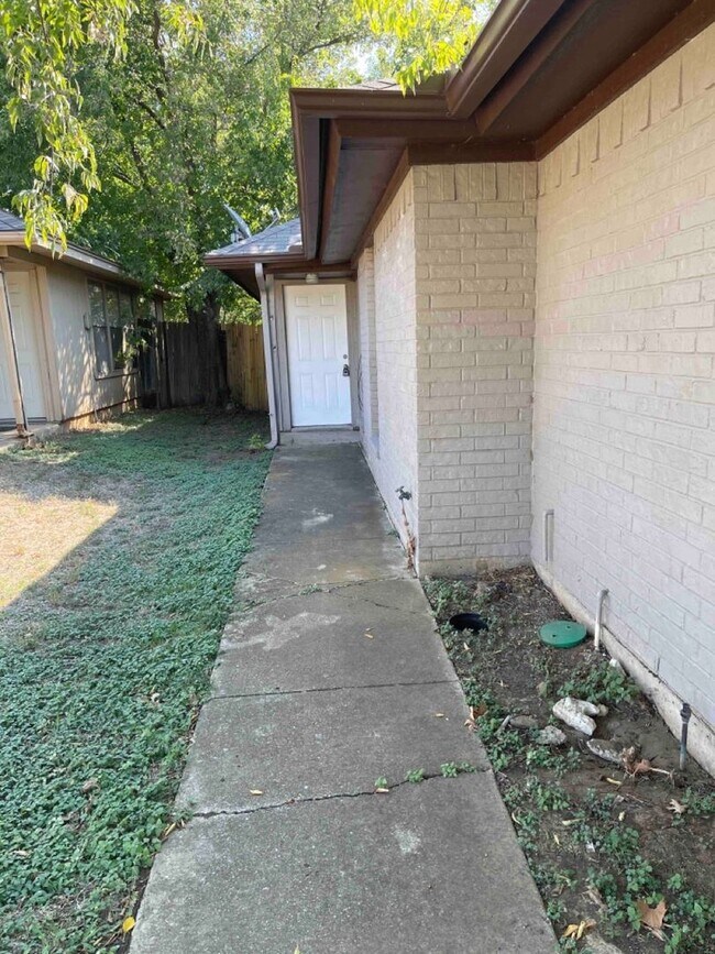 Building Photo - Duplex in Ft Worth