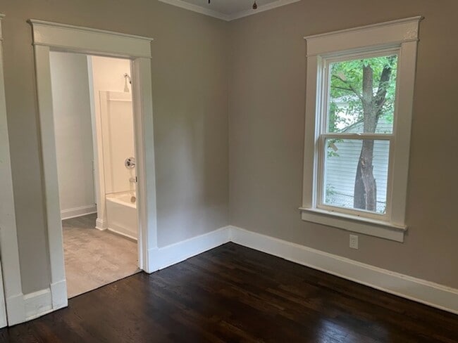 Building Photo - 2bd/1ba Bungalow Available Now!!