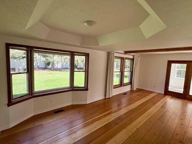 Building Photo - Spacious home in country setting, yet close to amenities