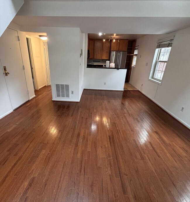 Building Photo - 1413 E Abingdon Dr