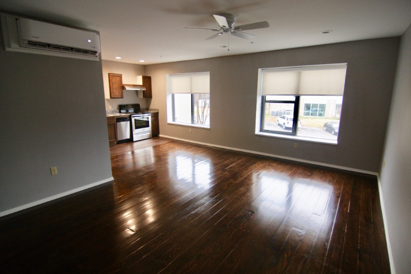 Building Photo - 1306 E 11th St