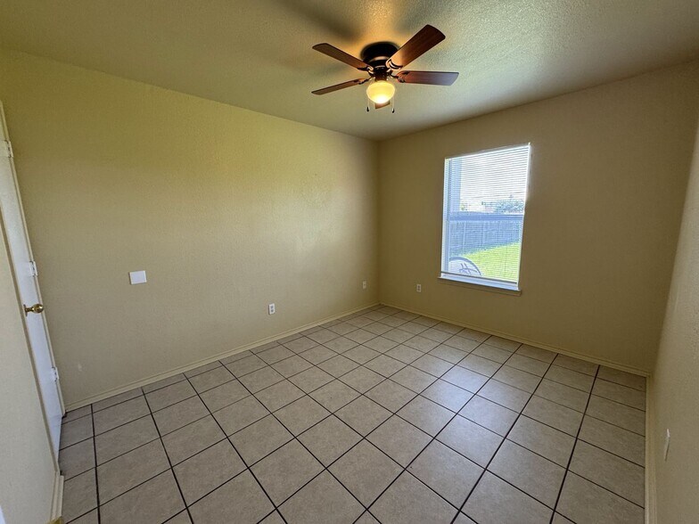 Building Photo - 5702 Greengate Dr
