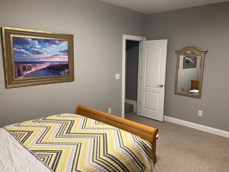Full bedroom 2 with desk. - 5516 Ridgemoor Dr
