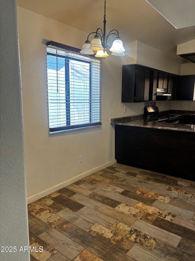 Building Photo - 814 E 13th St