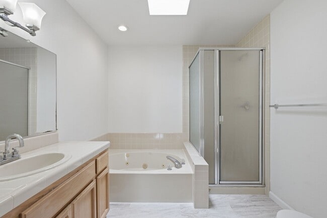 Building Photo - Top-Floor 3BR in Duplex Near BART | Vaulted Ceilings | In-Unit Laundry | Garage Parking
