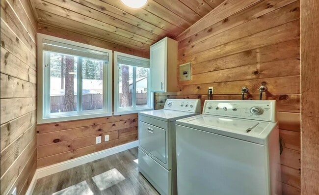 Building Photo - *LONG TERM RENTAL*