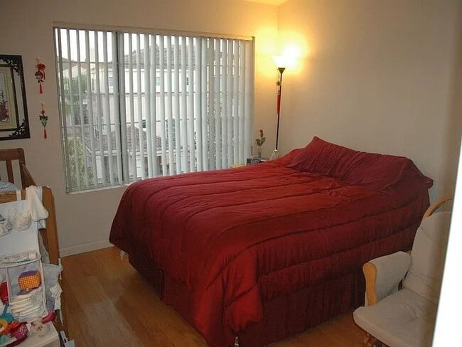 Building Photo - Beautiful Townhouse | Prime Location