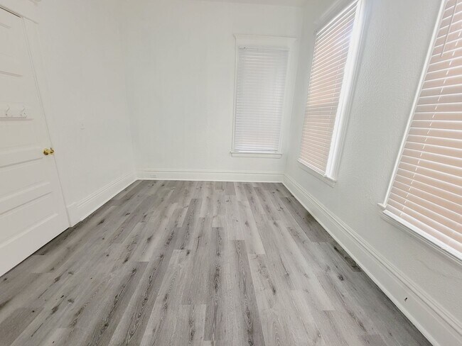 Building Photo - 1928 Arizona Ave